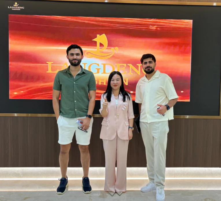 浪登团队与设计师品牌客户合影