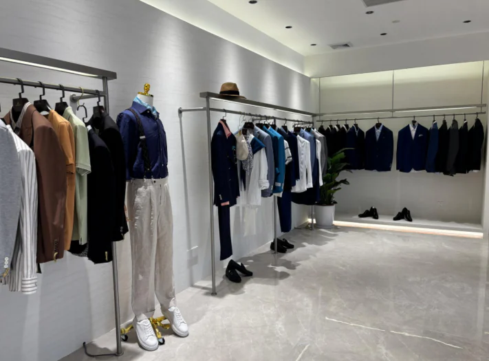 礼服与正装门店客户选品现场